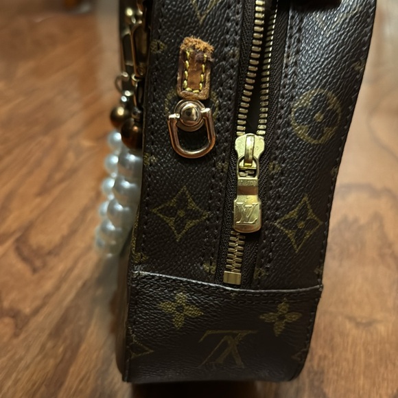 Beautiful refurbished LV with pearl straps and has side hook for crossbody strap - Picture 3 of 8